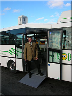 Bezbari�rov� p��stup p�es plo�inu demonstruje �editel spole�nosti p. Hucl