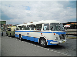 Historick� autobus �koda 706 RTO a �erstv� zrenovovan� osobn� p��v�s Karosa D4 z roku 1951